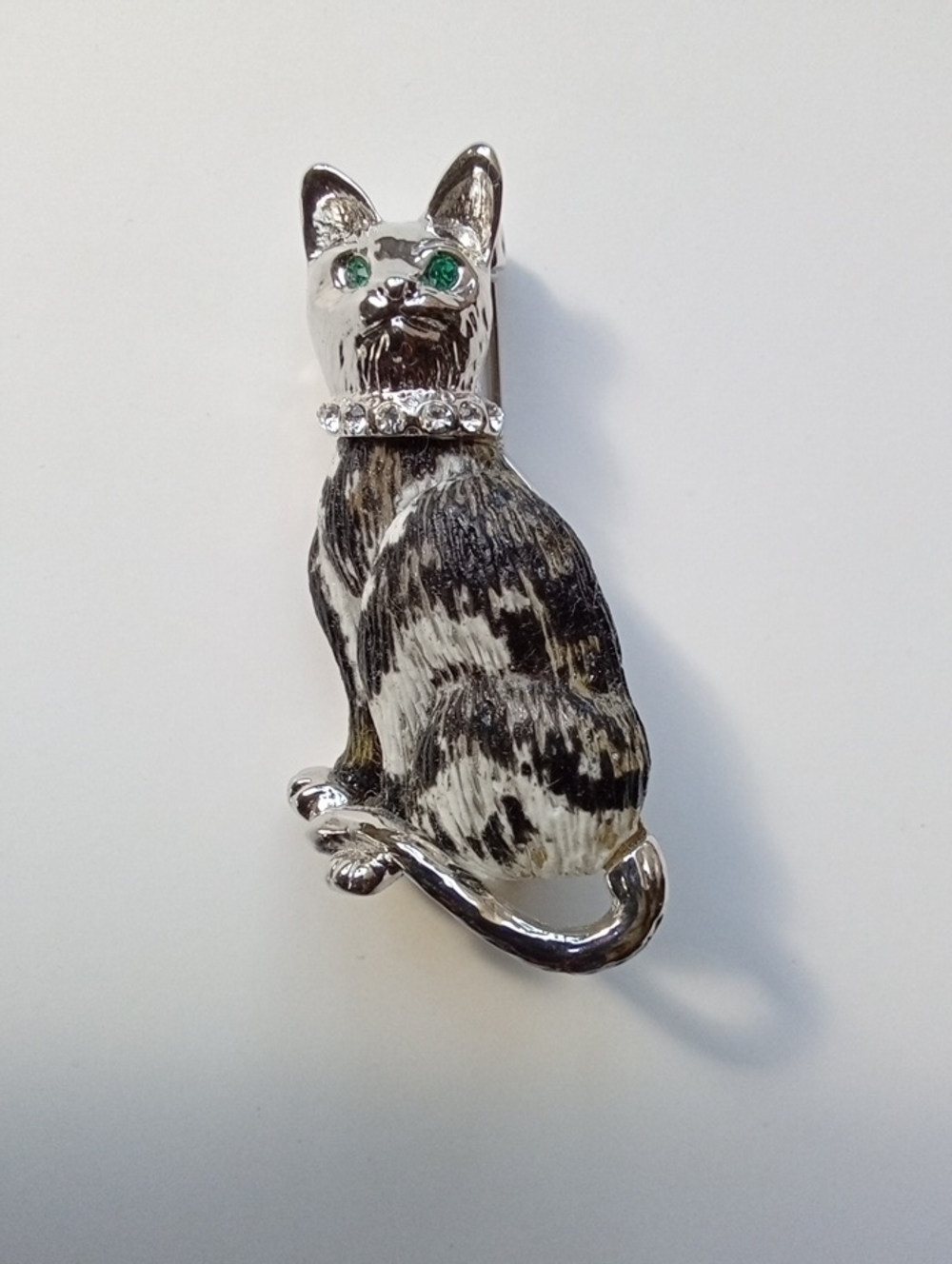 Rear Vintage Silver Tone CAT Brooch W Textured Body Surface, Gren Rhinestone Eye